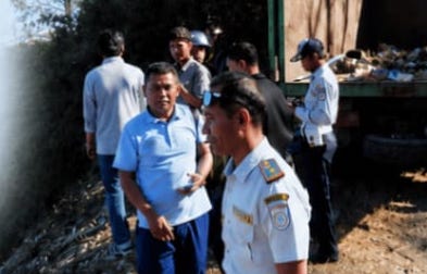 Foto: Dishub KSB tinjaulokasi mobil jatuh ke jurang Pantai Poto Batu, Taliwang.