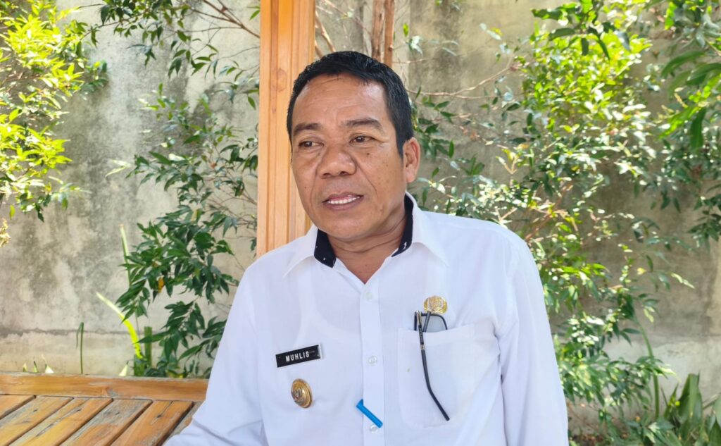 Foto: Camat Poto Tano, Muhlis. (dok. Media KSB)