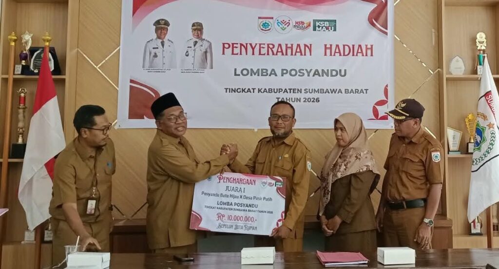 Foto: Pemdes Pasir Putih menerima Juara I Lomba Posyandu Tingkat Kabupaten