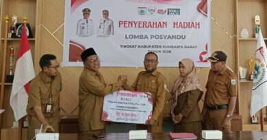 Foto: Pemdes Pasir Putih menerima Juara I Lomba Posyandu Tingkat Kabupaten