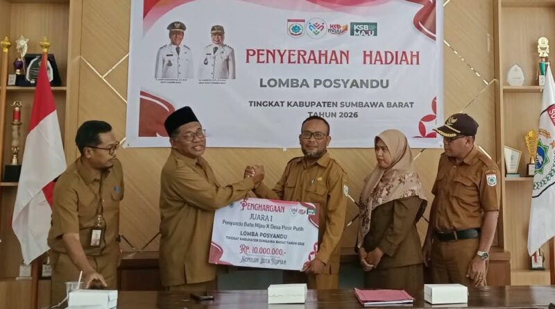 Foto: Pemdes Pasir Putih menerima Juara I Lomba Posyandu Tingkat Kabupaten