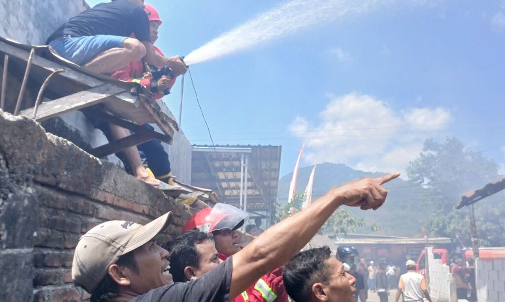 Foto: Pemadaman kebakaran, Damkarmat KSB (dok. Damkarmat KSB)