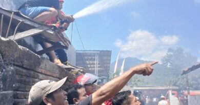 Foto: Pemadaman kebakaran, Damkarmat KSB (dok. Damkarmat KSB)