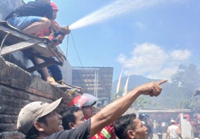 Foto: Pemadaman kebakaran, Damkarmat KSB (dok. Damkarmat KSB)