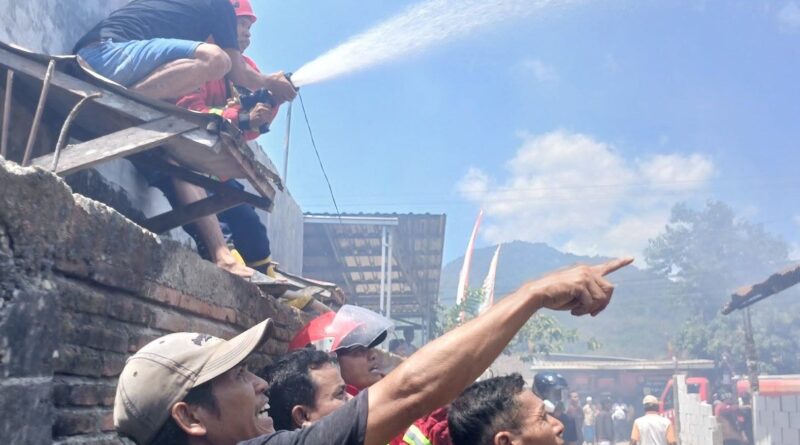 Foto: Pemadaman kebakaran, Damkarmat KSB (dok. Damkarmat KSB)