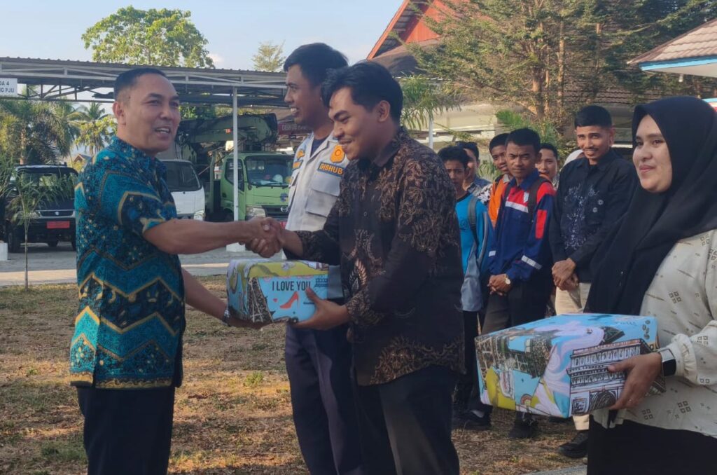 Foto: Pemberian penghargaan pegawai teladan, Dishub KSB. (dok. Media KSB)