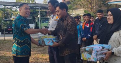 Foto: Pemberian penghargaan pegawai teladan, Dishub KSB. (dok. Media KSB)