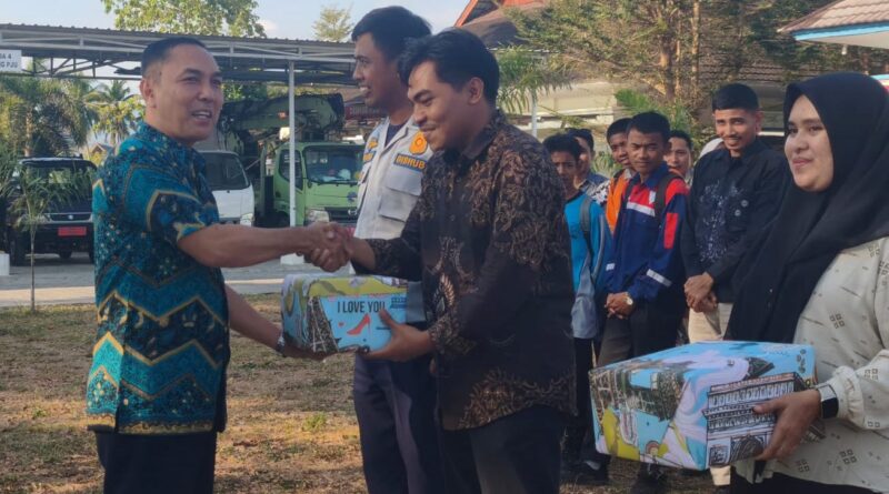 Foto: Pemberian penghargaan pegawai teladan, Dishub KSB. (dok. Media KSB)