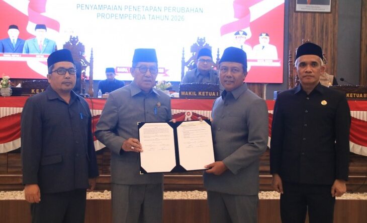 Foto: Penandatanganan nota kesepakatan KUA-PPAS APBD 2027 dan penetapan perubahan Propemperda 2026. (dok. PPID Sumbawa Barat)