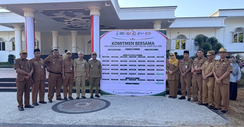 Foto: Penandatanganan Komitmen KSB Sadar STBM. (dok. Prokopim Sumbawa Barat)