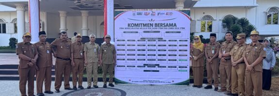 Foto: Penandatanganan Komitmen KSB Sadar STBM. (dok. Prokopim Sumbawa Barat)