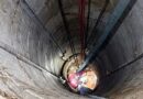 Foto: Proses evakuasi korban tertimpa lumpur di Seteluk Atas (dok. Damkarmat KSB)