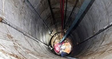 Foto: Proses evakuasi korban tertimpa lumpur di Seteluk Atas (dok. Damkarmat KSB)