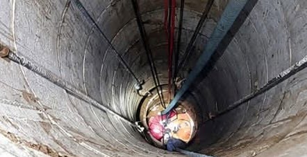 Foto: Proses evakuasi korban tertimpa lumpur di Seteluk Atas (dok. Damkarmat KSB)
