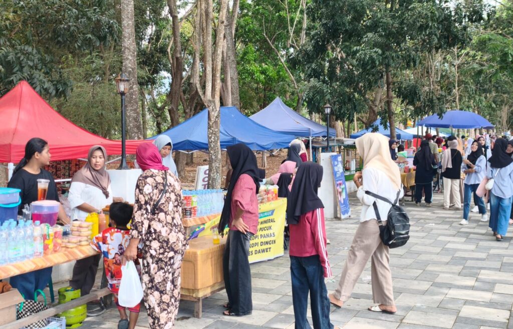 Foto: Stand UMKM ikut ramaikan lomba Gerak Jalan Tepat Waktu 2026 (dok. Media KSB)