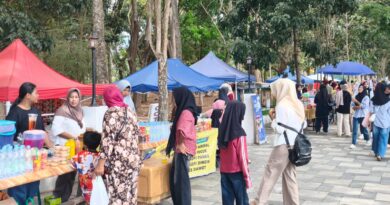 Foto: Stand UMKM ikut ramaikan lomba Gerak Jalan Tepat Waktu 2026 (dok. Media KSB)