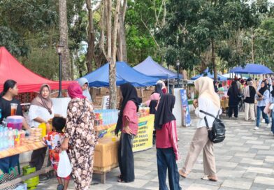 Foto: Stand UMKM ikut ramaikan lomba Gerak Jalan Tepat Waktu 2026 (dok. Media KSB)