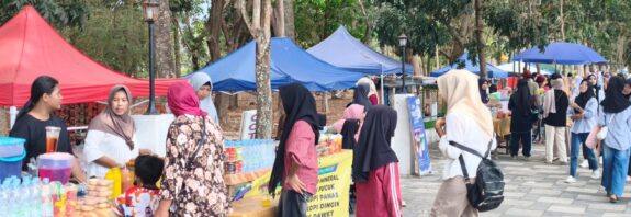 Foto: Stand UMKM ikut ramaikan lomba Gerak Jalan Tepat Waktu 2026 (dok. Media KSB)
