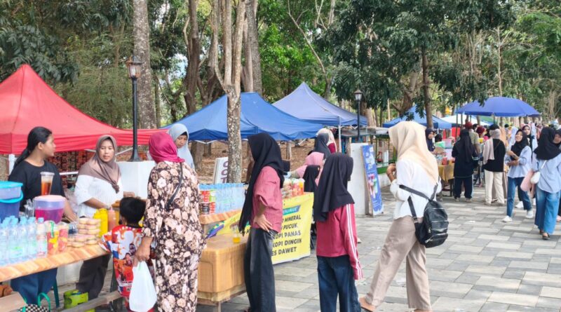 Foto: Stand UMKM ikut ramaikan lomba Gerak Jalan Tepat Waktu 2026 (dok. Media KSB)