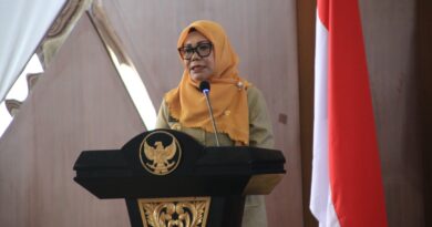 MEDIAKSB - Wakil Bupati Sumbawa Barat, Hanipa, saat menyampaikan sambutan dalam acara Seminar Parenting di Graha Fitrah, Selasa (29/09/2026)(Foto: PPID Utama Sumbawa Barat)