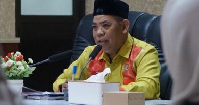 MEDIAKSB - Kepala Diskomifo KSB, Dedy Damhudy M. Khatim saat mengisi sosialisasi pembentukan KIM 2026 (Foto: Diskominfo KSB)