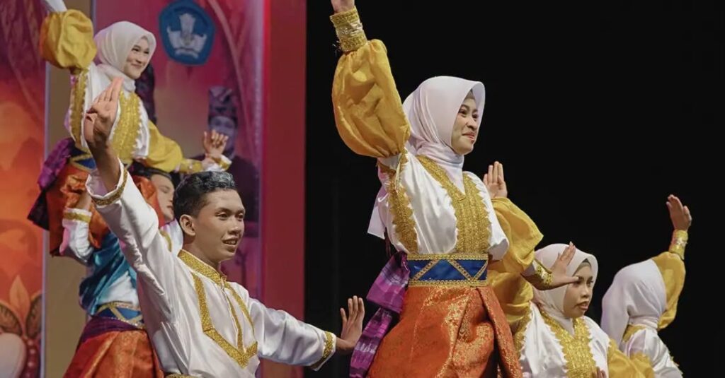 MEDIAKSB - Pembukaan Festival Lomba Minat Bakat dan Kreativitas Siswa (FLMBKS) KSB 2026 di Lapangan Depan Masjid Agung Darussalam KTC, Senin malam (12/10/2026) (Foto: Prokopim KSB)