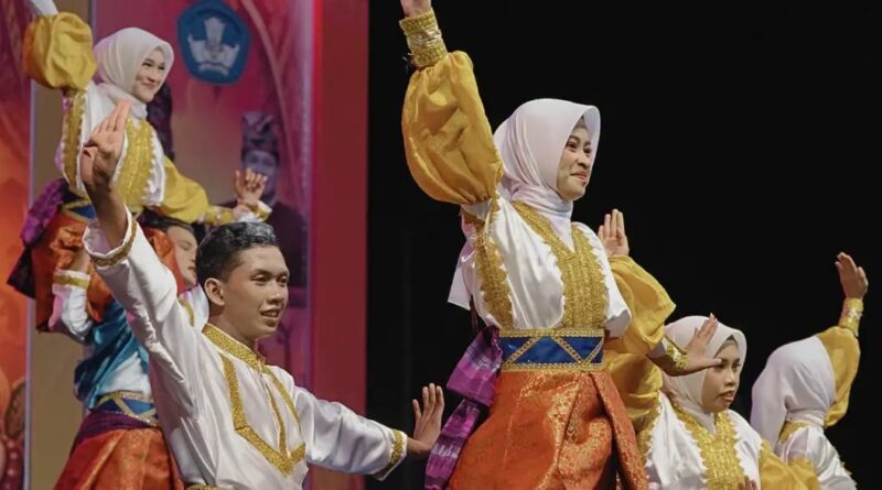 MEDIAKSB - Pembukaan Festival Lomba Minat Bakat dan Kreativitas Siswa (FLMBKS) KSB 2026 di Lapangan Depan Masjid Agung Darussalam KTC, Senin malam (12/10/2026) (Foto: Prokopim KSB)