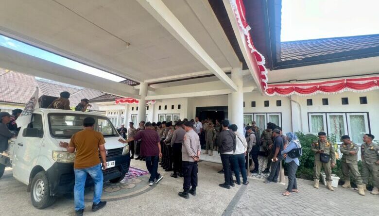MEDIAKSB - Unjuk rasa FPT di depan kantor Dinkes KSB, Jumat (09/10/2026) (Foto: Andini/NTBSatu)
