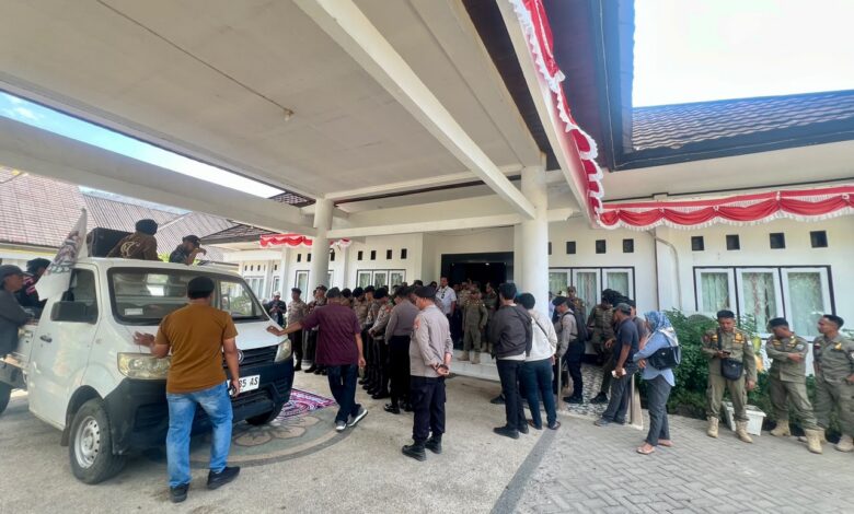 MEDIAKSB - Unjuk rasa FPT di depan kantor Dinkes KSB, Jumat (09/10/2026) (Foto: Andini/NTBSatu)
