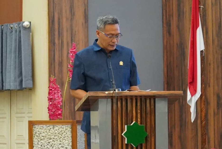 MEDIAKSB - Juru bicara Fraksi PAN, Iwan Irawan Marhalim saat menyampaikan pandangan umum fraksi, Rabu (14/10/2026) (Foto: DPRD KSB)