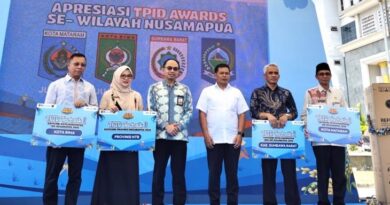 MEDIAKSB - Sekda KSB, Hairul Jibril, saat menerima penghargaan TPID Terbaik II kategori Kabupaten/Kota IHK.