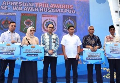 MEDIAKSB - Sekda KSB, Hairul Jibril, saat menerima penghargaan TPID Terbaik II kategori Kabupaten/Kota IHK.