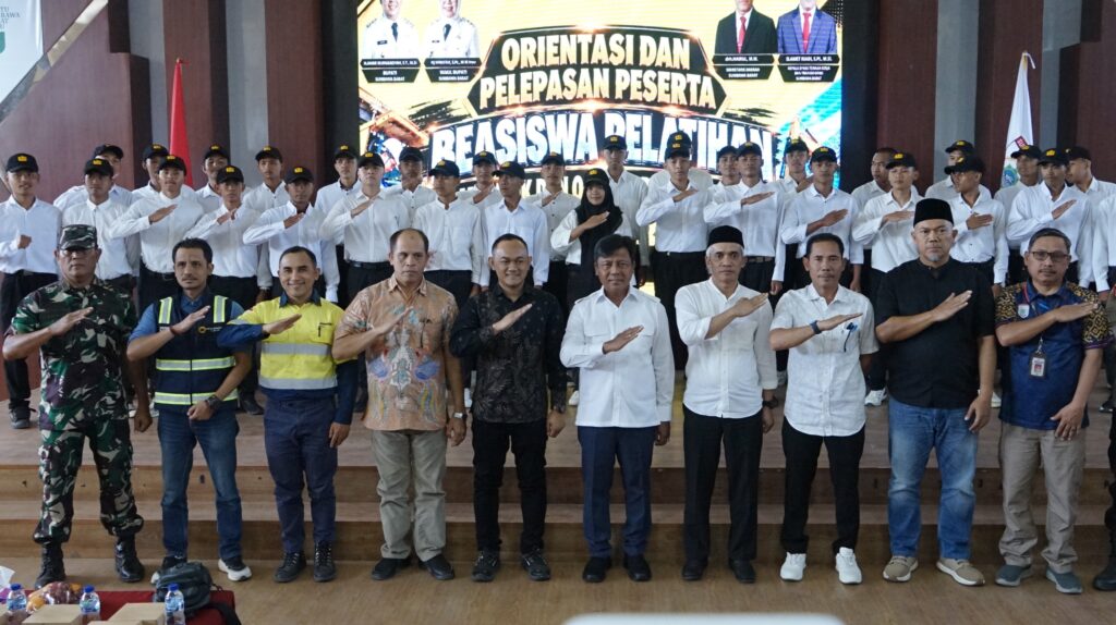 MEDIAKSB - Pelepasan penerima Beasiswa Pelatihan Mekanik dan Operator Alat Berat ke UT School, Jumat (02/09/2026) (Foto: Prokopim KSB)