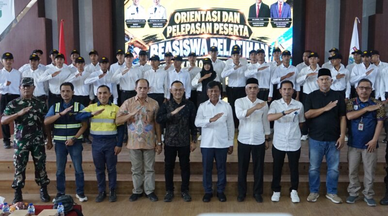 MEDIAKSB - Pelepasan penerima Beasiswa Pelatihan Mekanik dan Operator Alat Berat ke UT School, Jumat (02/09/2026) (Foto: Prokopim KSB)