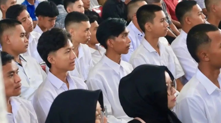 MEDIAKSB - Pelepasan 50 calon pekerja KSB. (Foto: Andini NTB Satu)