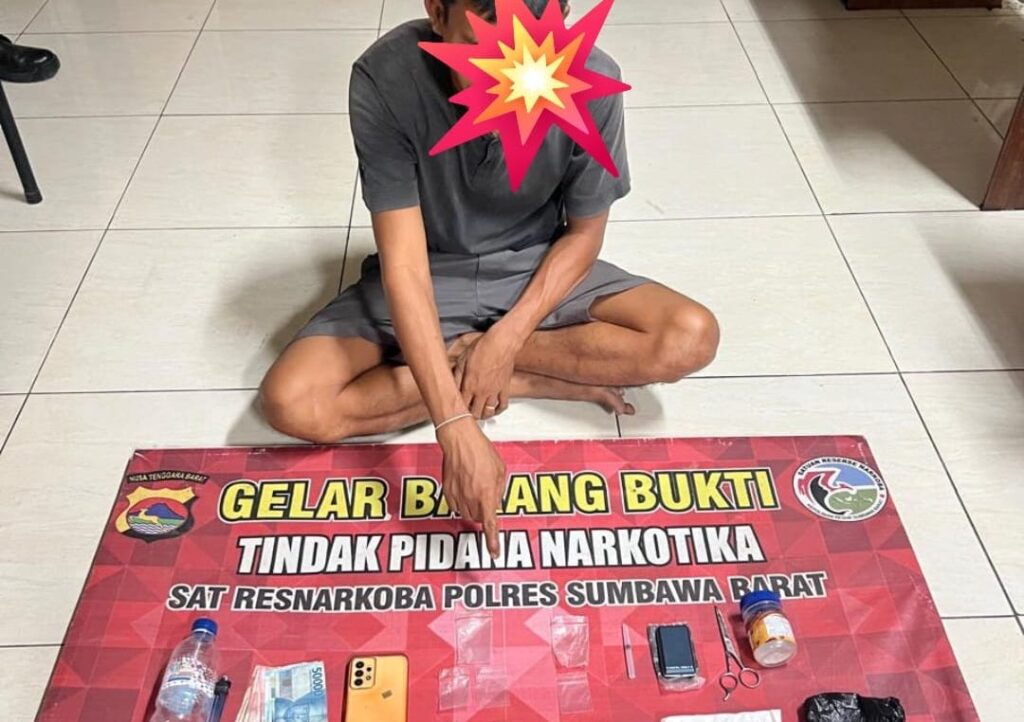 MEDIAKSB - Terduga pelaku peredaran sabu di Seteluk beserta barang bukti (Foto: Polres KSB)