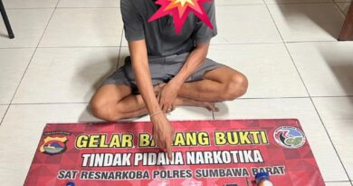 MEDIAKSB - Terduga pelaku peredaran sabu di Seteluk beserta barang bukti (Foto: Polres KSB)